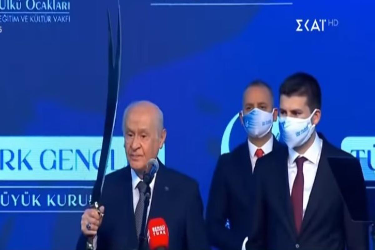 Τρομακτική δήλωση από τον Μπαχτσελί: Απευθύνθηκε στους Γκρίζους Λύκους και έβγαλε την χαντζάρα – «Όταν χρειαστεί να έχετε το σπαθί στο χέρι» [βίντεο]