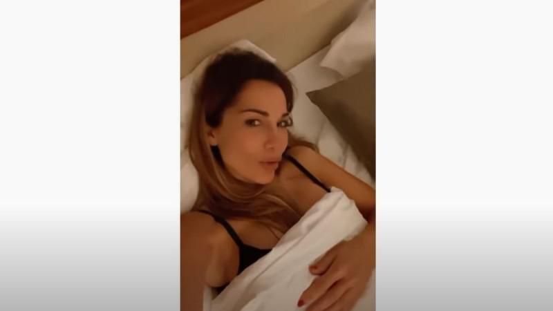 Δέσποινα Βανδή: Βίντεο από το κινητό - Ξαπλωμένη στο κρεβάτι με μαύρο νεγκλιζέ