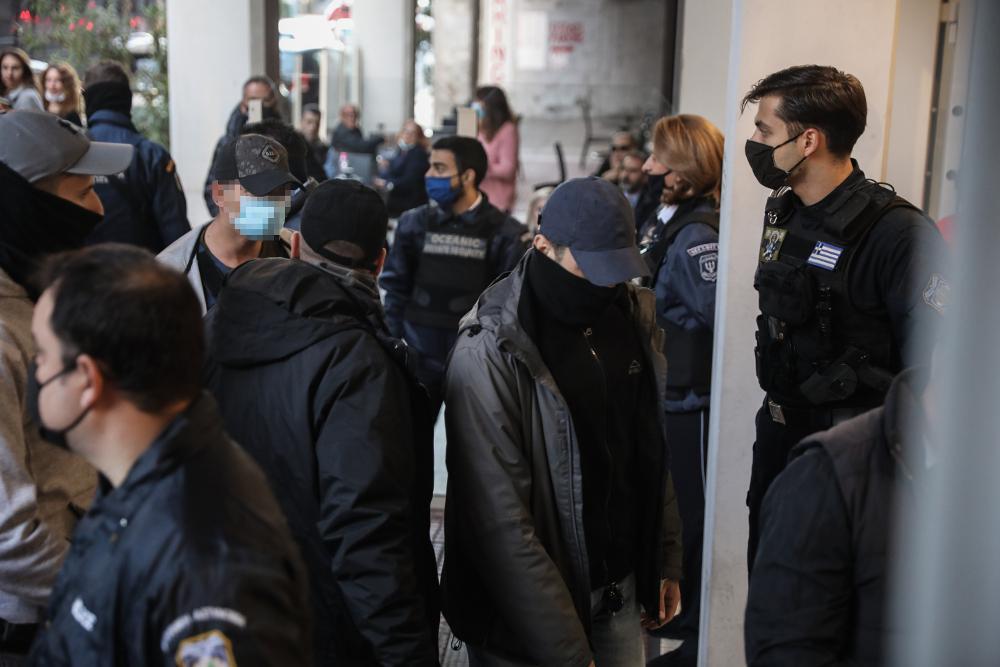 Πέραμα: Στον ανακριτή με χειροκροτήματα οι 7 αστυνομικοί για το θάνατο του Ρομά