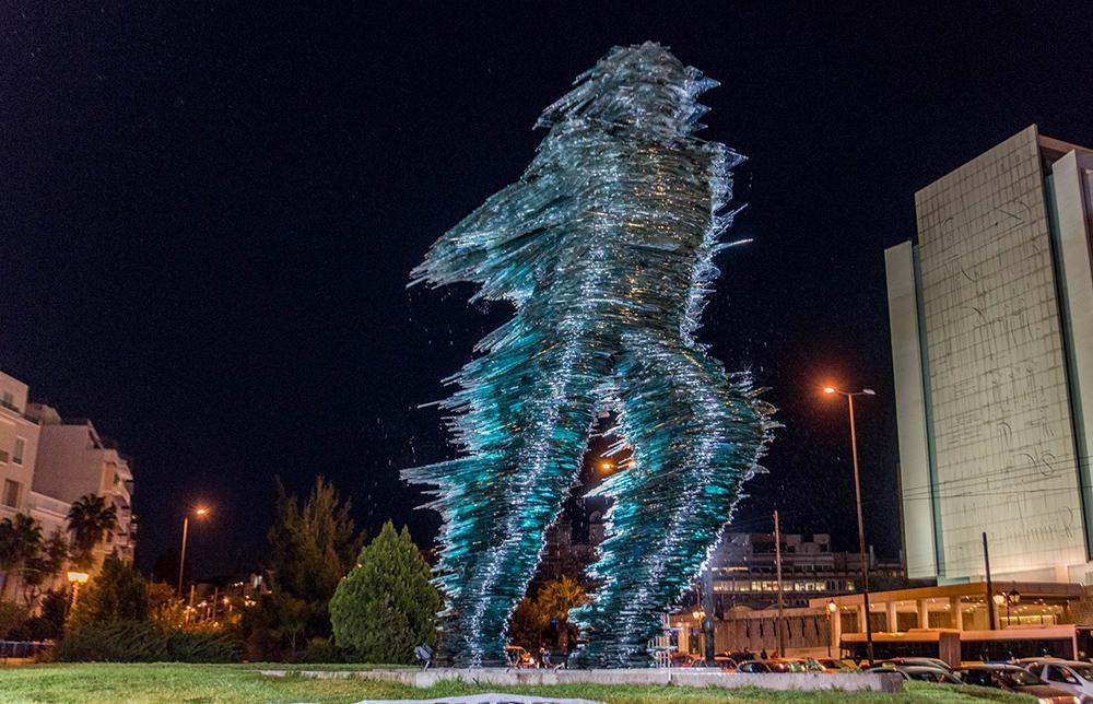 «Γυαλίζει και πάλι»: Καθαρίστηκε μετά από 7 χρόνια ο «Δρομέας» [εικόνες]