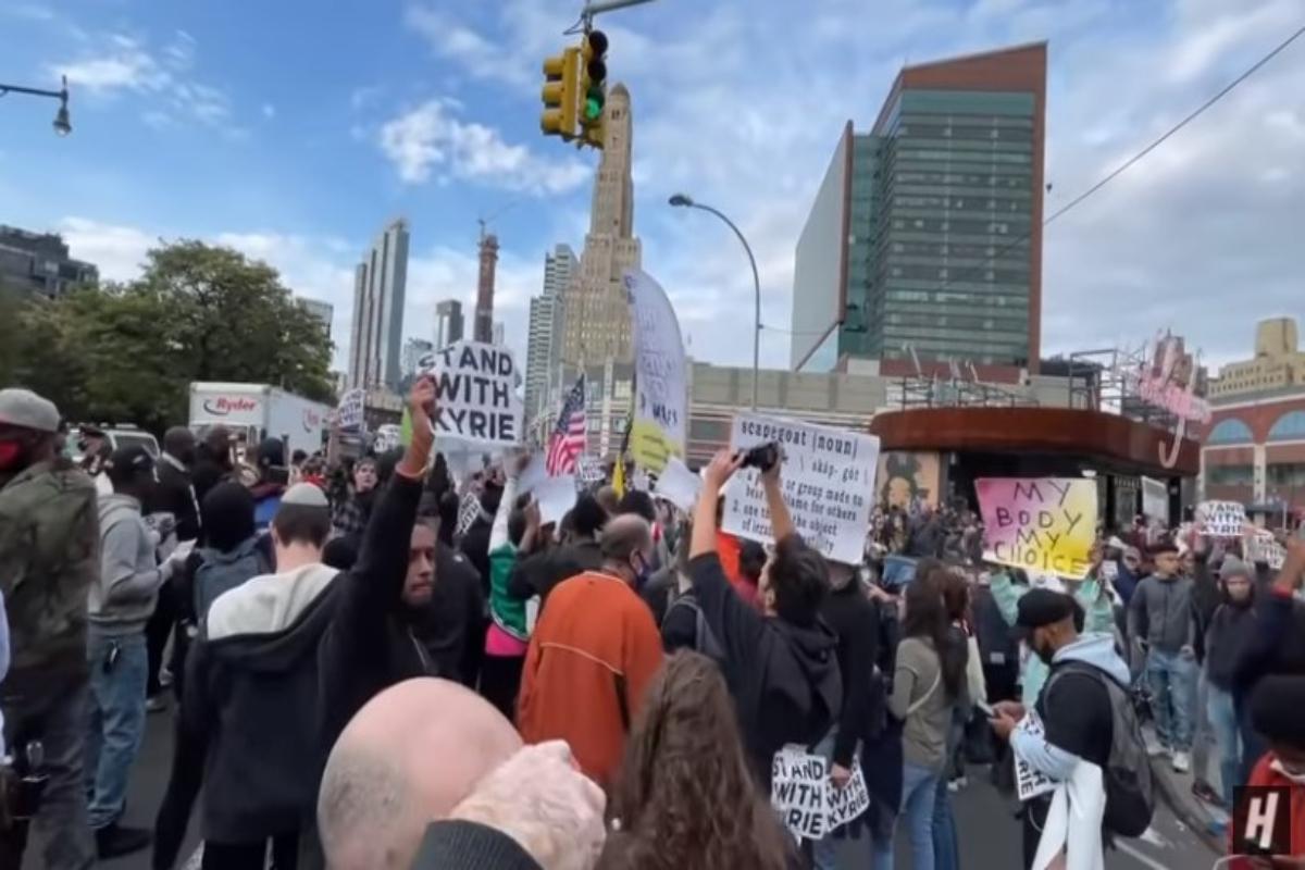 NBA: Αντιεμβολιαστές στο πλευρό του Ίρβινγκ - Διαδήλωσαν έξω από το γήπεδο [βίντεο]