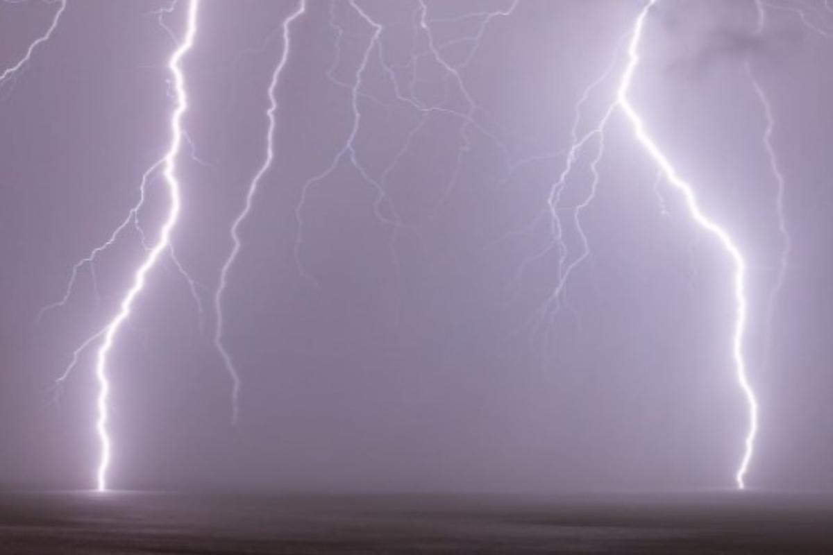 Κακοκαιρία - Μαγική εικόνα: Η στιγμή της εμφάνισης διπλού κεραυνού