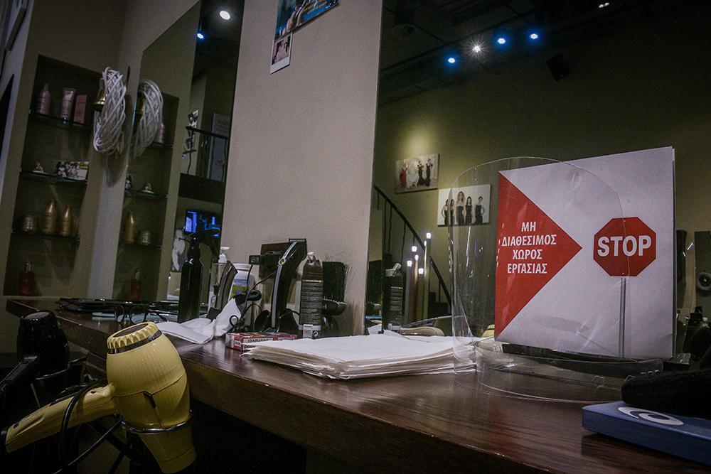 Συνέβη κι αυτό: Ζήτησε να τον κουρέψει ανεμβολίαστη κομμώτρια