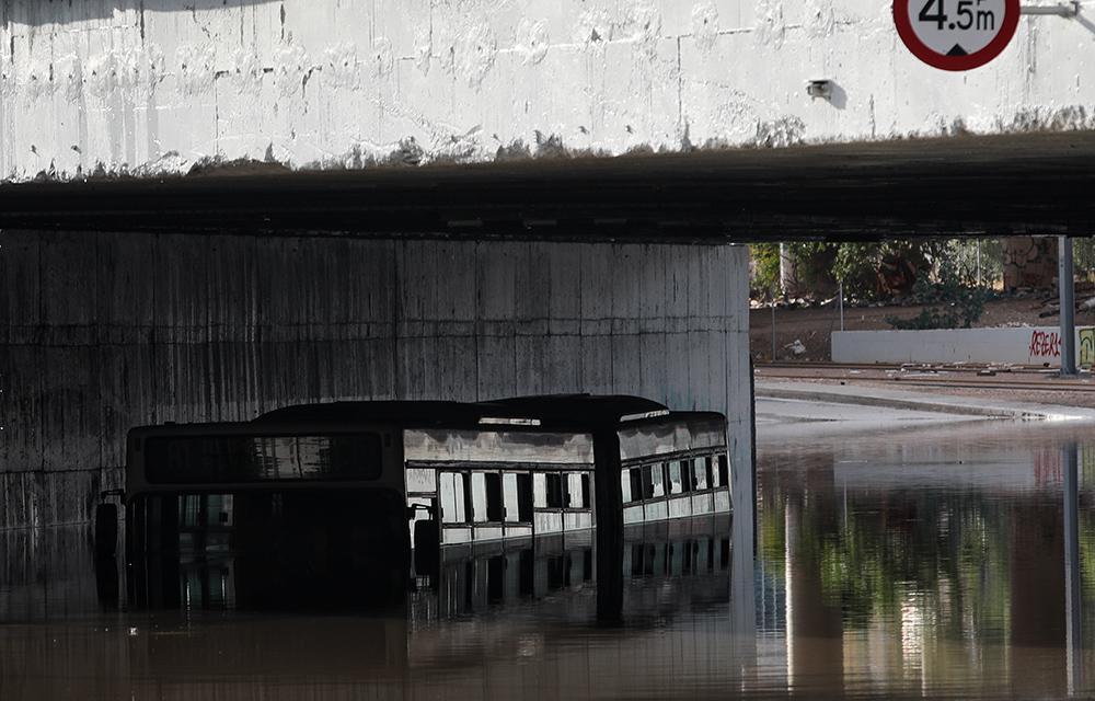 Εισαγγελική έρευνα για το βυθισμένο λεωφορείο στην Ποσειδώνος