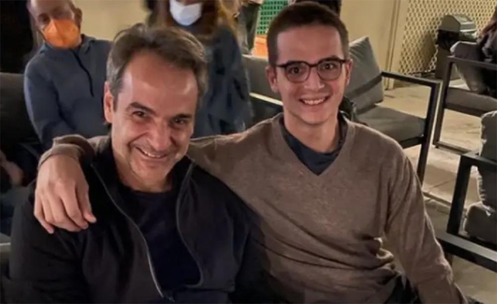 «Αναμένοντας τον #007!»: Ο Μητσοτάκης με τον γιο του στην νέα ταινία