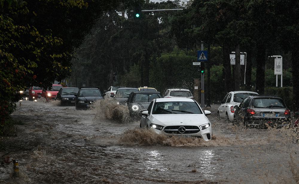 Η κακοκαιρία «Μπάλλος» σαρώνει την Αττική: Τεράστια προβλήματα