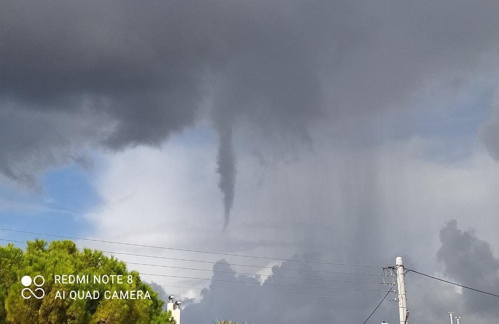 Σύννεφο ή ανεμοστρόβιλος; Η viral εικόνα από την Πάρνηθα