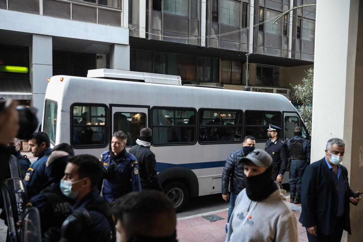 Πέραμα: Ελεύθεροι οι αστυνομικοί μετά τις «μαραθώνιες» απολογίες – Αφέθηκαν ελεύθεροι και οι δύο ανήλικοι Ρομά