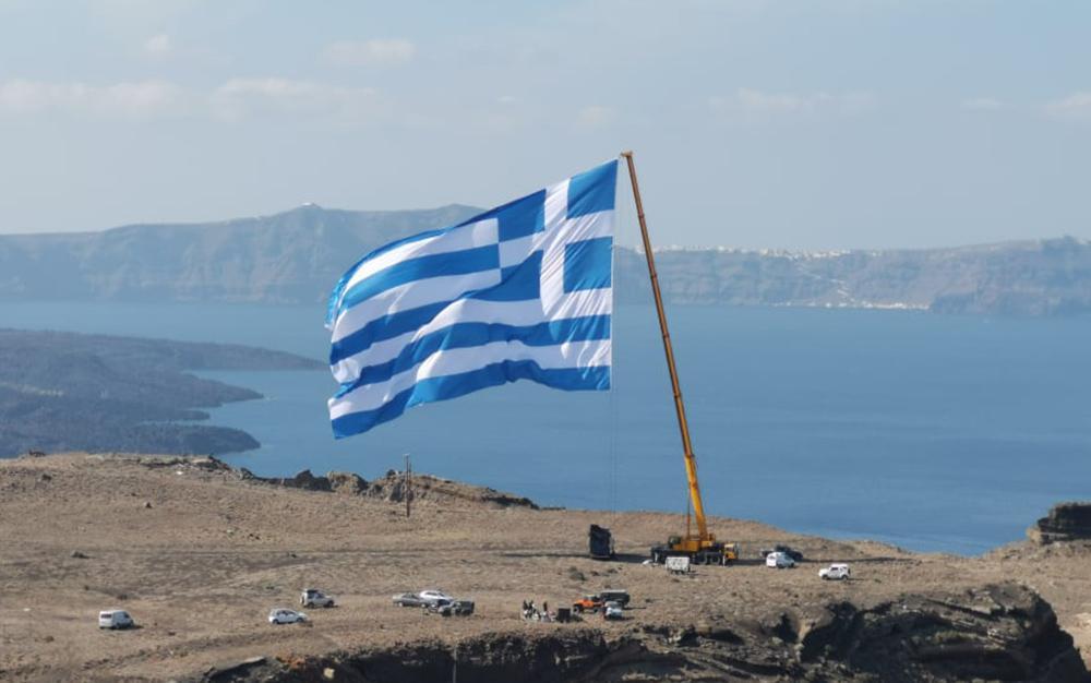 28η Οκτωβρίου: Η μεγαλύτερη ελληνική σημαία υψώθηκε στη Σαντορίνη