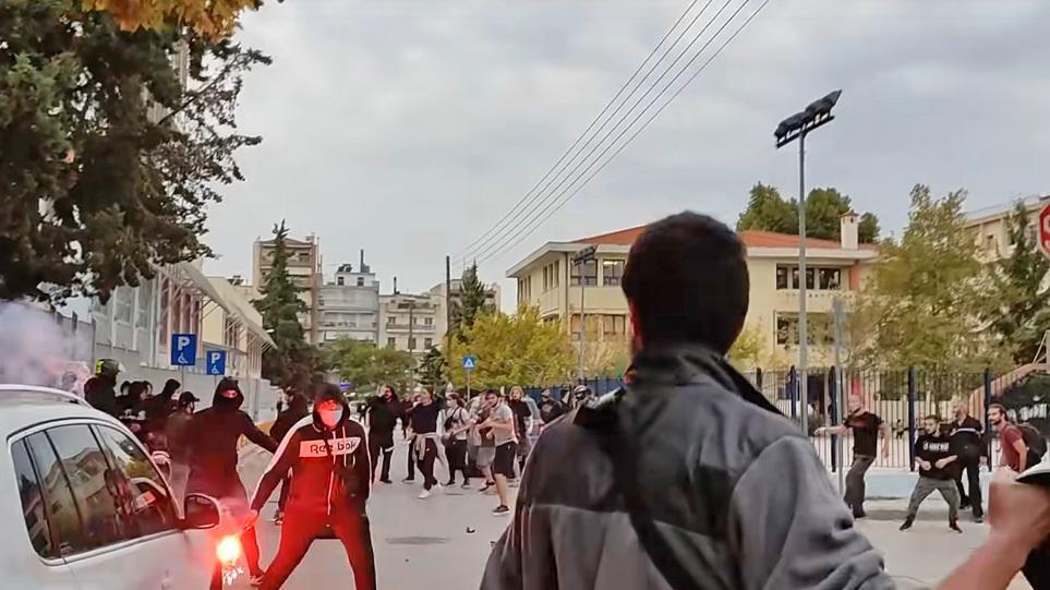 Μαύρα ρούχα, κόκκινα κοντάρια…