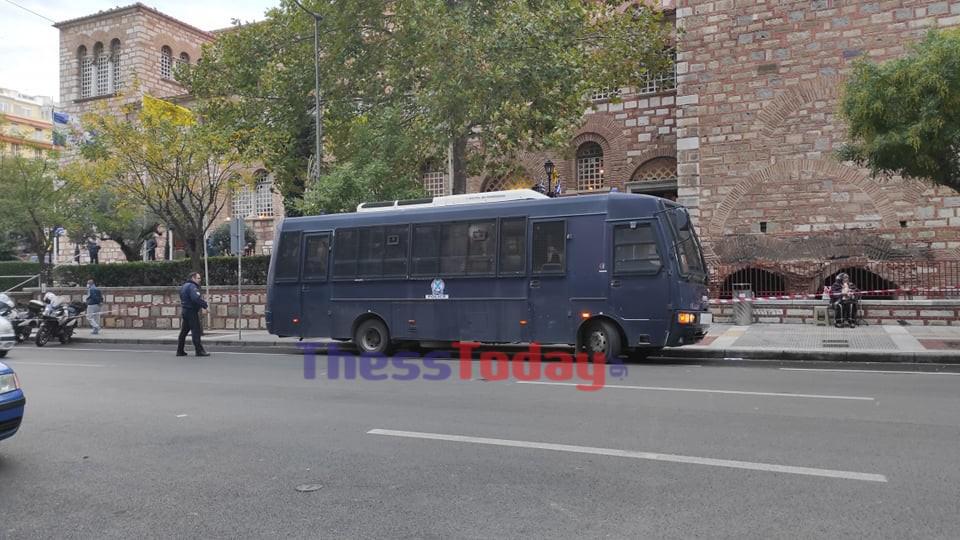 Θεσσαλονίκη: Κυγκλιδώματα, κλούβα και αυστηρά μέτρα στον Άγιο Δημήτριο – Πιστοί προσκυνούν τις εικόνες χωρίς μάσκα