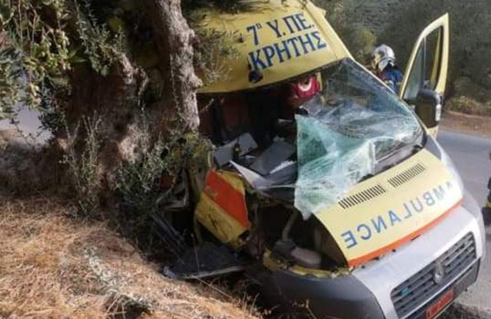 Κίσαμος: Τροχαίο με ασθενοφόρο - Εγκλωβίστηκε το πλήρωμα [εικόνες]