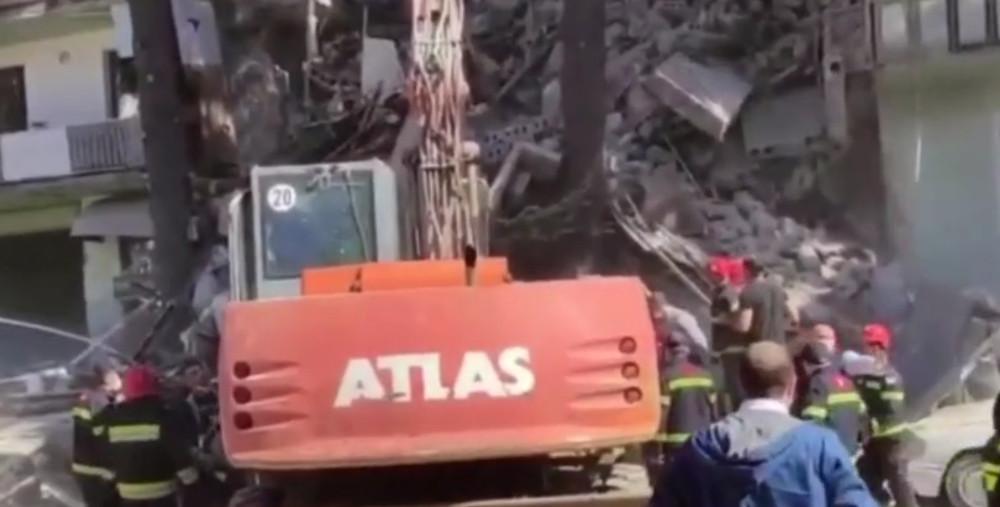 Κατάρρευση του κτιρίου στη Γεωργία: Συγκλονιστικές εικόνες – Σωστικά συνεργεία απεγκλωβίζουν παιδάκι