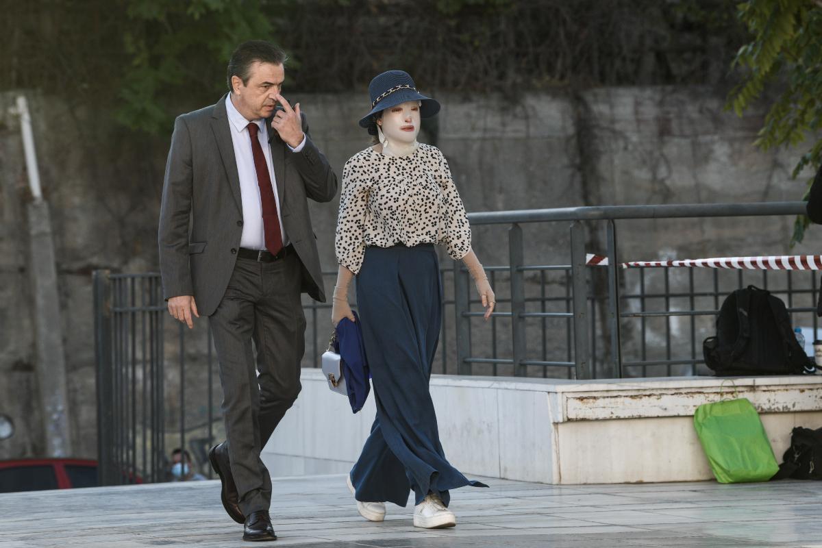 Επίθεση με βιτριόλι: Σοκάρει η κατάθεση του γιατρού της – «Ήρθε ουρλιάζοντας στο νοσοκομείο, 400 βαθμοί Κελσίου η θερμοκρασία των τραυμάτων της»