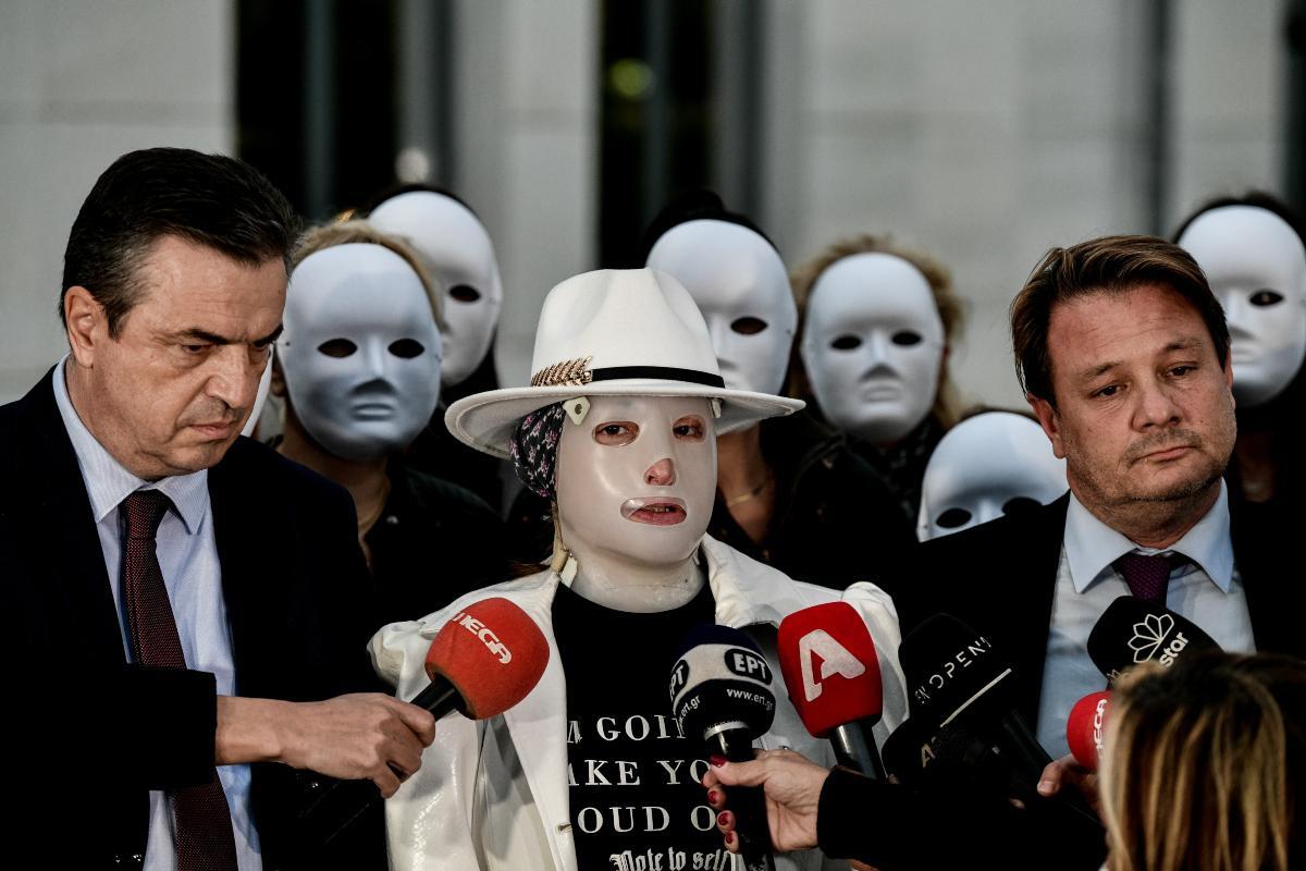 Επίθεση με βιτριόλι: 15 χρόνια κάθειρξη χωρίς κανένα ελαφρυντικό – Οι πρώτες δηλώσεις της Ιωάννας, φόρεσαν μάσκες οι φίλες της