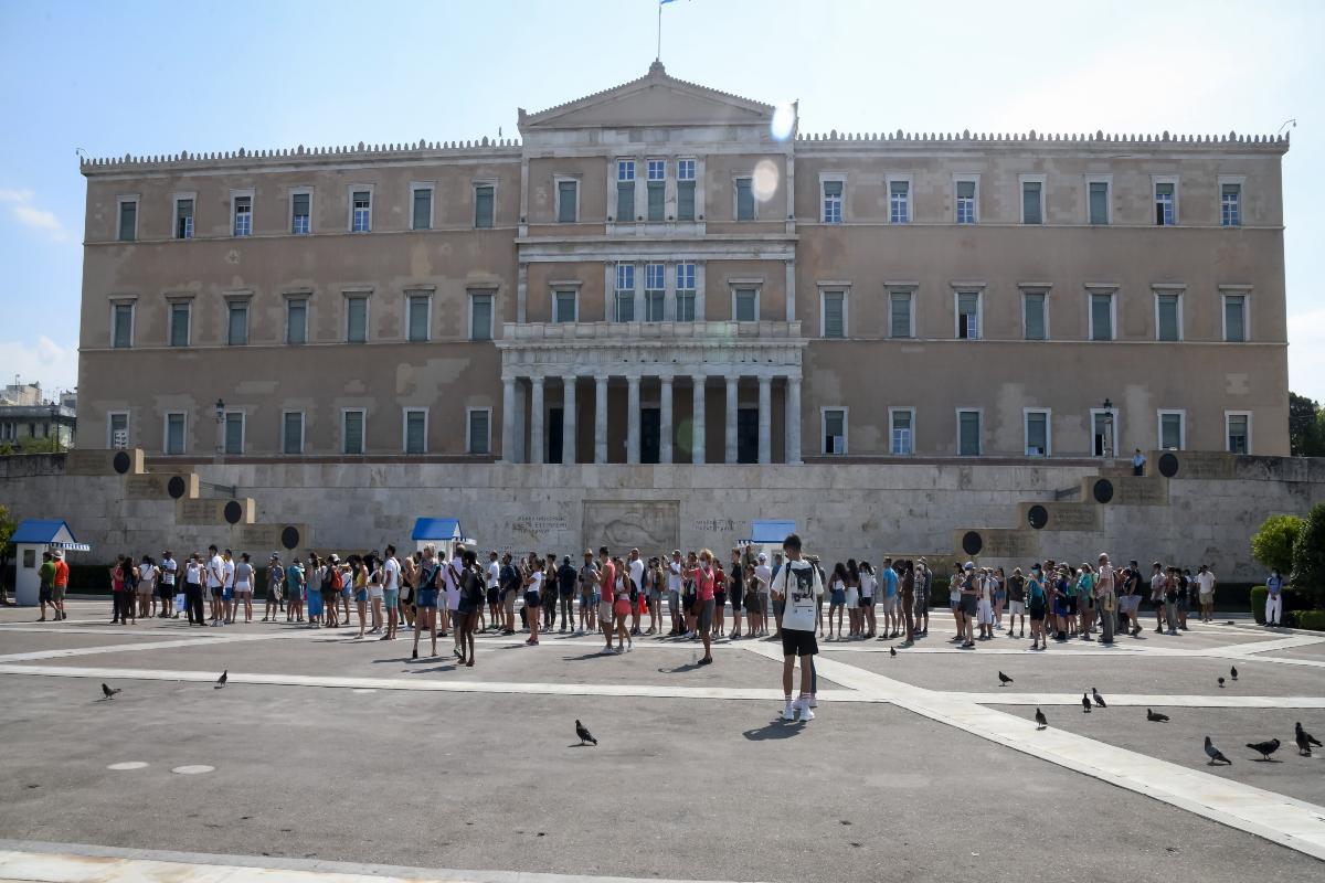 Συναγερμός στον Άγνωστο Στρατιώτη: Πήγε με αγροτικό μπροστά στο μνημείο και επιχείρησε να ανατιναχτεί