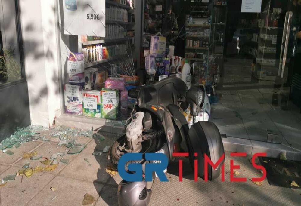 Θεσσαλονίκη: Μοτοσυκλέτα «μπούκαρε» σε κατάστημα – Ένας τραυματίας