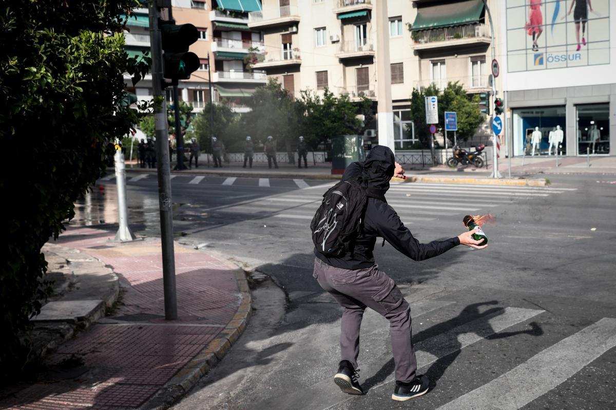 Πορείες: Κακούργημα και κάθειρξη 10 ετών για όποιον πετάει μολότοφ – Η τροπολογία που κατέθεσε η κυβέρνηση