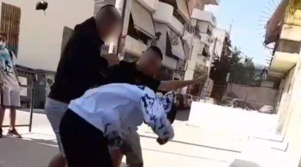 Εγκληματικότητα ανηλίκων Συμμορία ανηλίκων: Βίντεο σοκ - Χτυπάνε αλύπητα τα θύματά τους