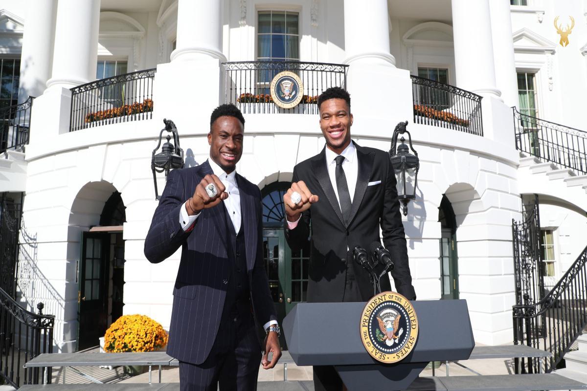 Αντετοκούνμπο: Στον Λευκό Οίκο Γιάννης και Θανάσης – Η ατάκα για τα παπούτσια, η αποθέωση από τον Μπάιντεν και οι αναφορές στα Σεπόλια [βίντεο]