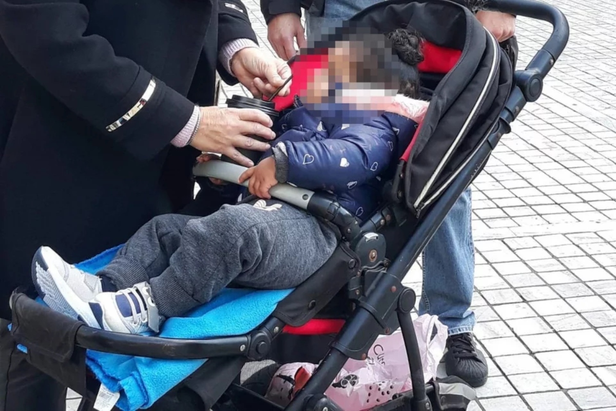 Η στιγμή που άνδρας εγκαταλείπει το παιδί στο Αρχαιολογικό Μουσείο [βίντεο]