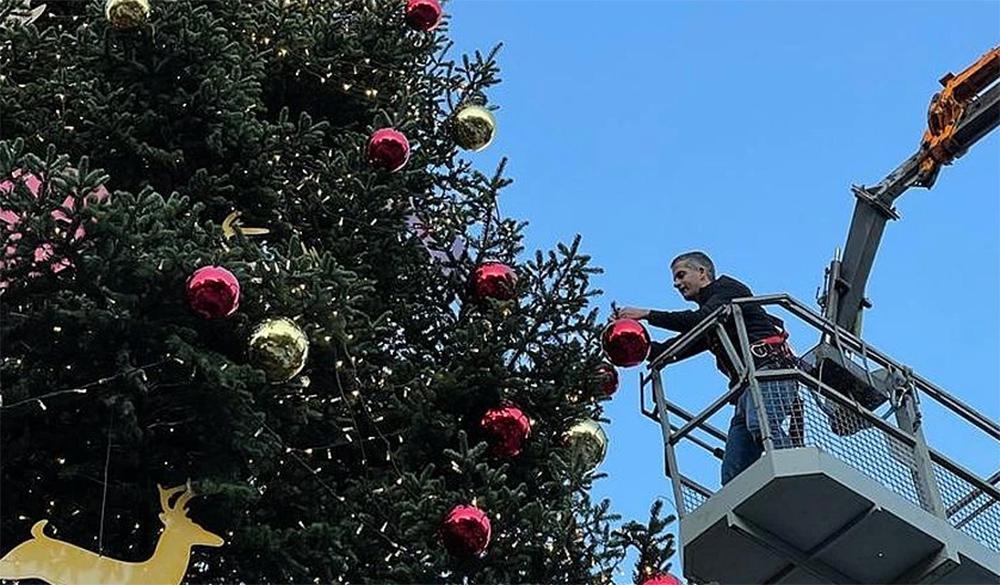 Μπακογιάννης: Ολοκλήρωσε τον στολισμό του δέντρου στο Σύνταγμα