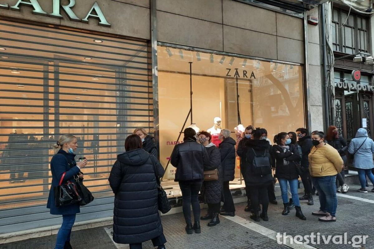 Black Friday: «Ουρές» σχηματίστηκαν από νωρίς το πρωί της Παρασκευής (26/11), έξω από γνωστές «αλυσίδες» καταστημάτων στο κέντρο της Θεσσαλονίκης