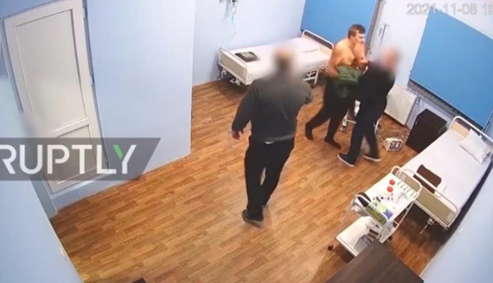 Γεωργία: Μετέφεραν τον Σαακασβίλι σαν σακί στο νοσοκομείο των φυλακών