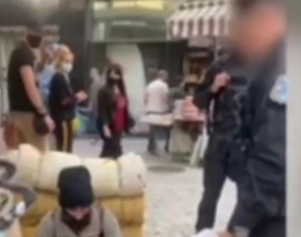 Συγκινητικές εικόνες: Αστυνομικοί της ΔΙΑΣ αγόρασαν παπούτσια σε άνδρα