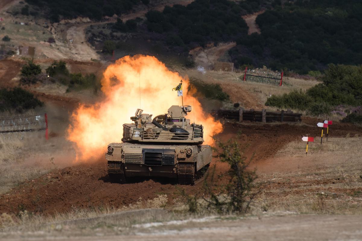 Ολυμπιακή Συνεργασία-21: Πήρε… φωτιά το Πετροχώρι – Συγκλονιστικά πλάνα από άσκηση αρμάτων Ελλάδας και ΗΠΑ