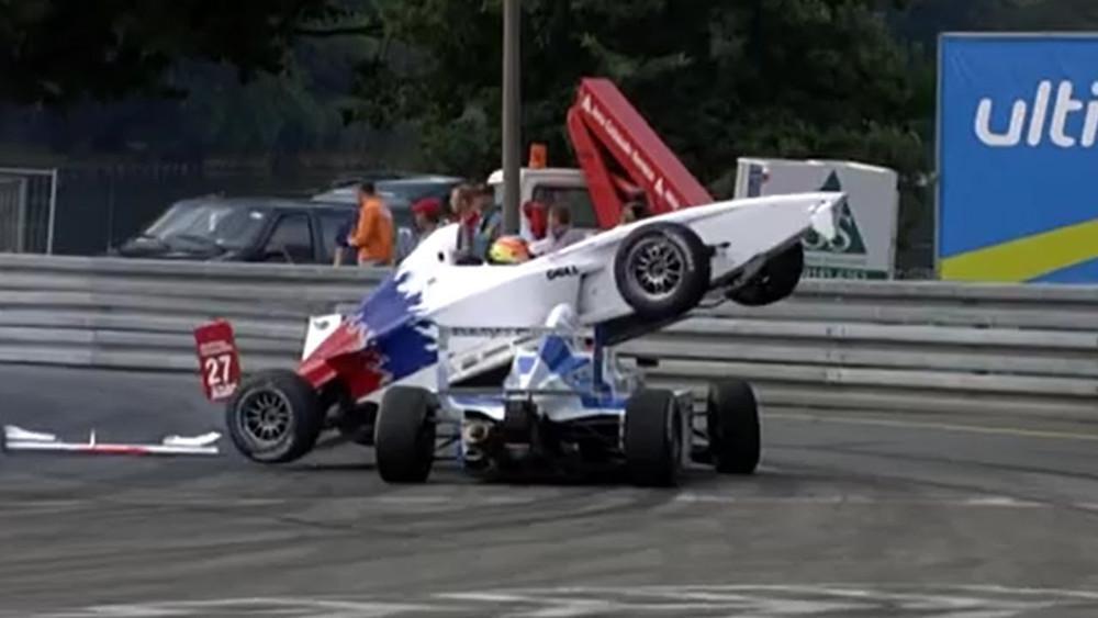 Όταν οι οδηγοί αγώνων σταματούν να.... σκέφτονται [βίντεο]