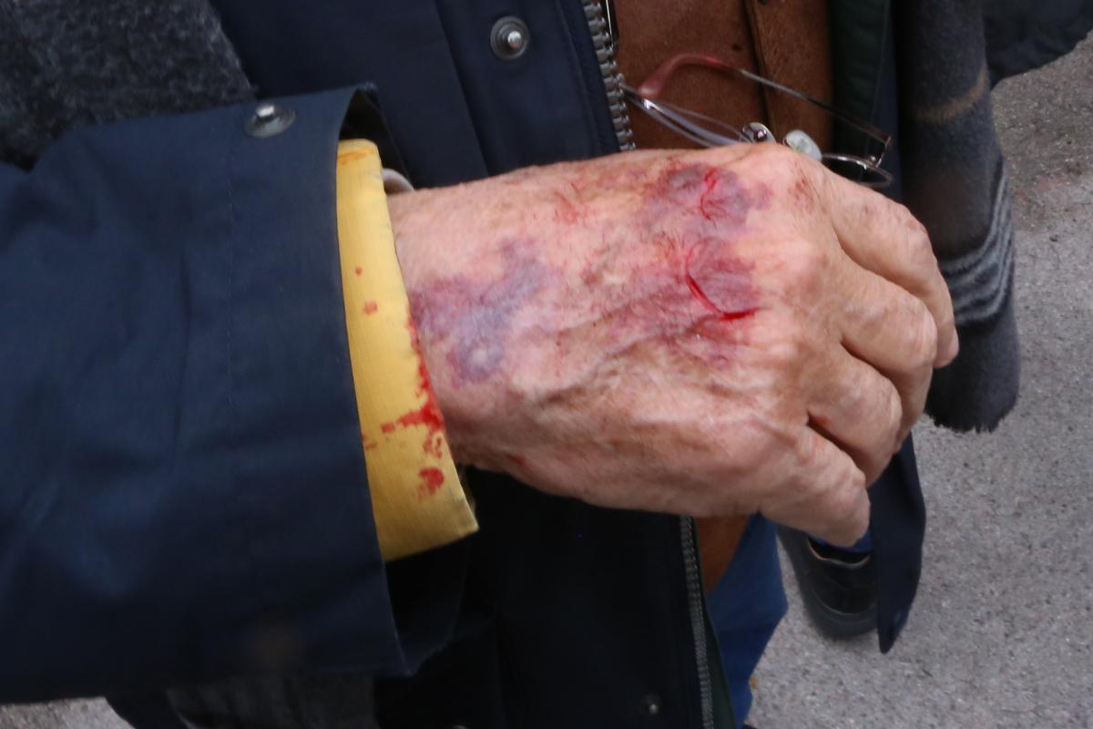 Ξέρετε ποιον χτυπήσατε; Ποιος είναι ο Νίκος Μανιάς που προπηλακίστηκε στο Πολυτεχνείο!