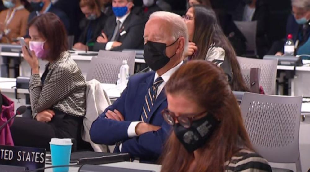 COP26: Κουρασμένος ο Μπάιντεν έγειρε να… ξαποστάσει! [βίντεο]