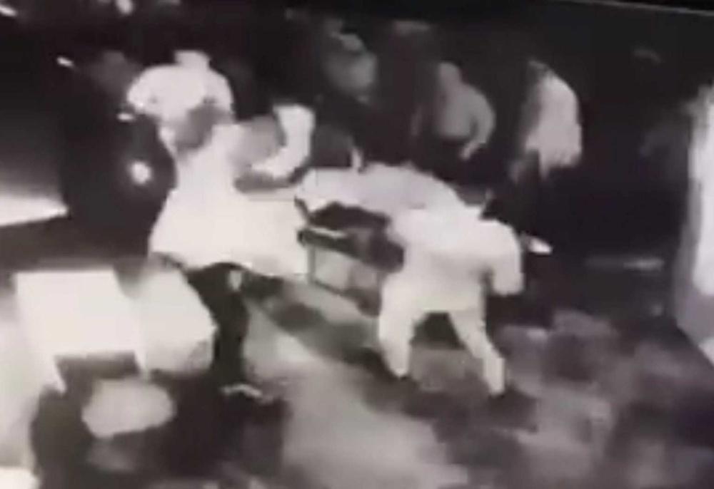 Κρήτη: Άγριο ξύλο σε μπαρ για τον έλεγχο πιστοποιητικών [βίντεο]