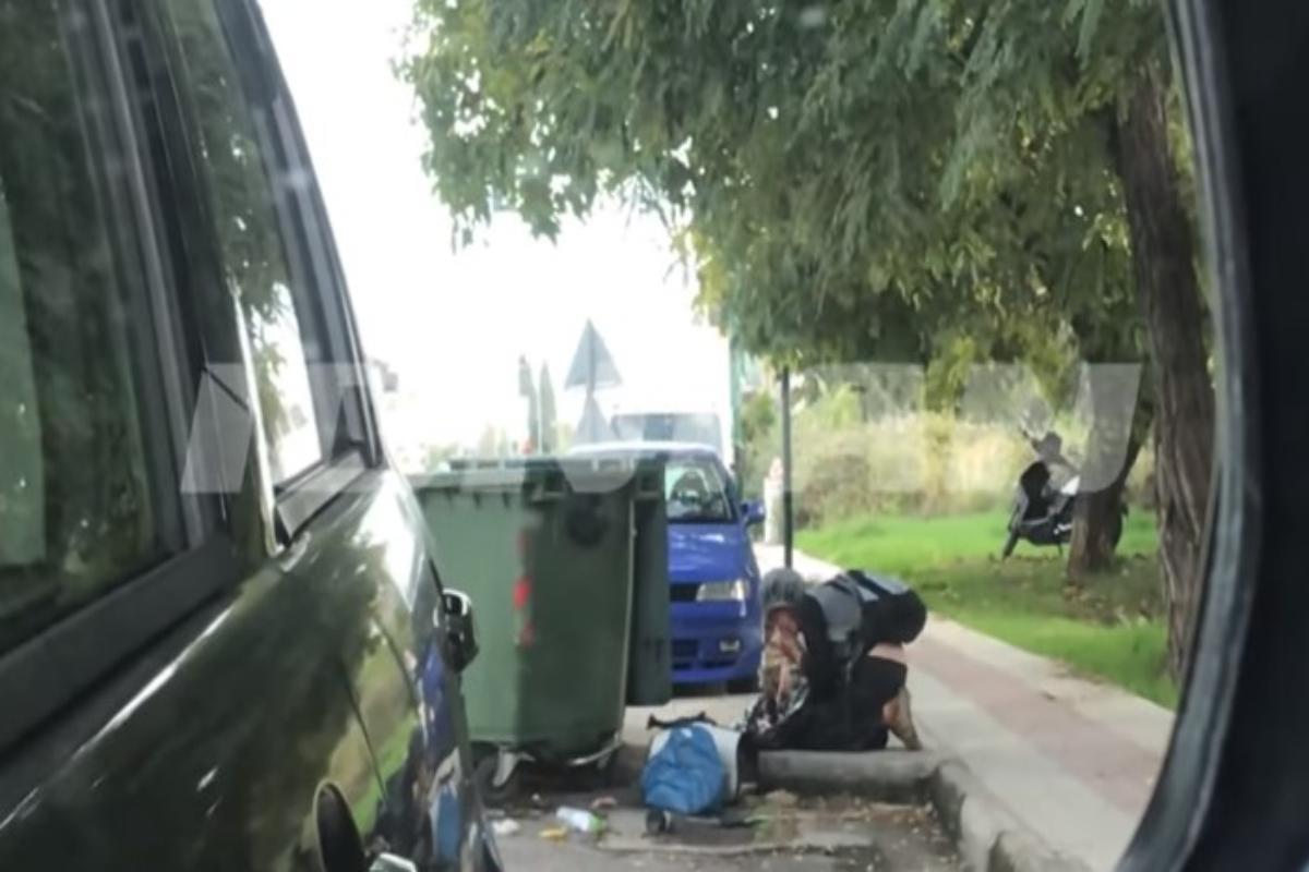 Πάτρα: Δεν έχεις δει πιο σοκαριστικό βίντεο - Άστεγη τρώει ωμό κρέας από τα σκουπίδια