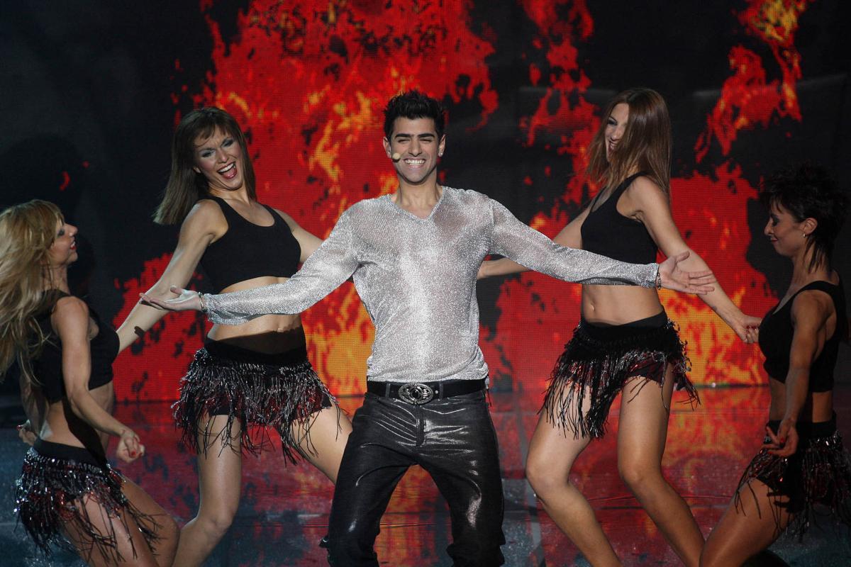 J2US: Αγνώριστος ο Σαρμπέλ – Ξεσήκωσε το κοινό με το Yassou Maria 14 χρόνια μετά την Eurovision