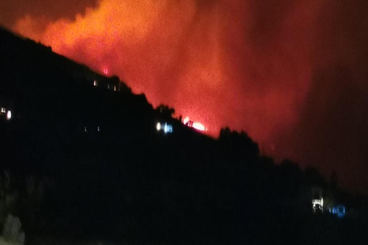 Τήνος: Μεγάλη φωτιά στο νησί – Συναγερμός στην πυροσβεστική, αναμένεται δύσκολη νύχτα [βίντεο]
