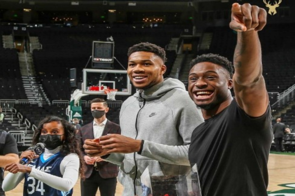 Γιάννης Αντετοκούνμπο: Κέρασε τάπες και τούρτες στην ελληνική βραδιά του Μιλγούοκι – Με συρτάκι γιόρτασε τα γενέθλιά του [βίντεο]