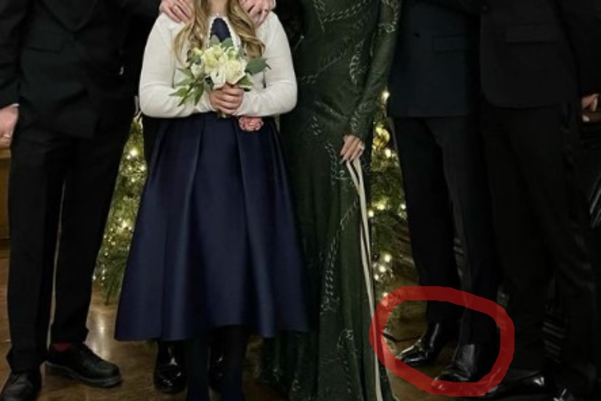 Πιάστηκε στα… πράσα ο Μπέκαμ - Φωτογραφήθηκε οικογενειακώς στεκόμενος στις μύτες των παπουτσιών του