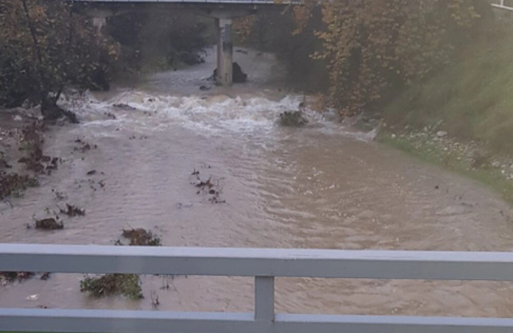 Προβλήματα στη χώρα από την κακοκαιρία: Χείμαρροι οι δρόμοι, έσπασαν ρέματα, «φουσκώνουν» ποτάμια
