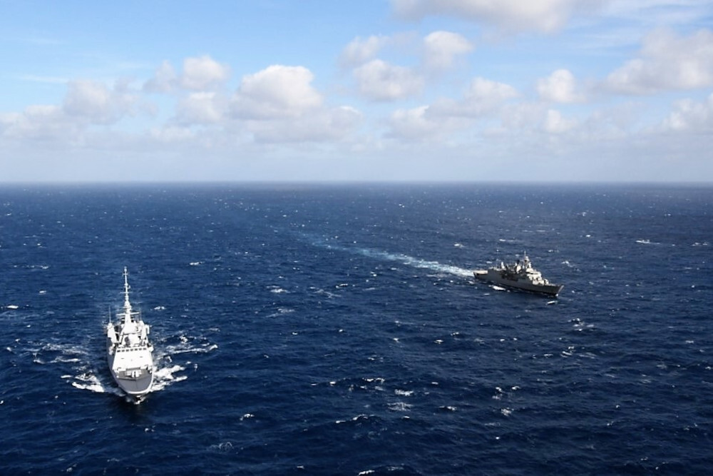 Ένοπλες Δυνάμεις: Κοινή άσκηση με γαλλική φρεγάτα νότια της Κρήτης [Εικόνες]