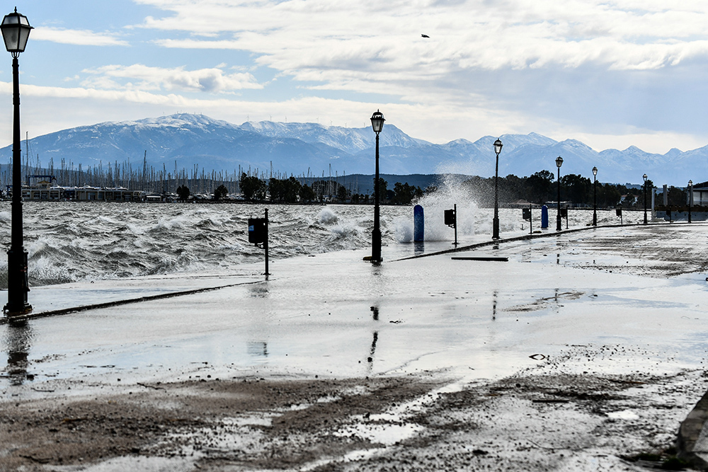 Καιρός: Η κακοκαιρία «χτυπά» τη χώρα με καταιγίδες και ισχυρούς ανέμους