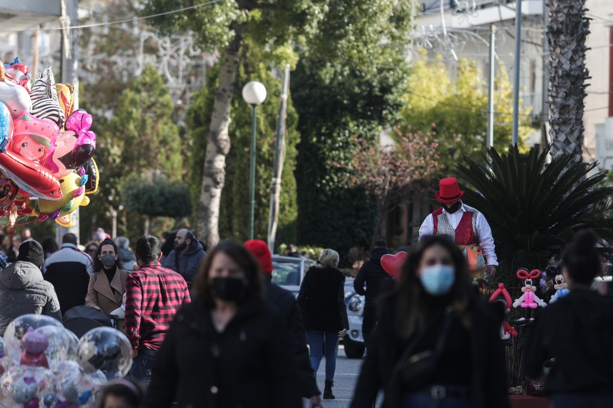 Η μετάλλαξη Όμικρον φέρνει δίλημμα για μίνι lockdown