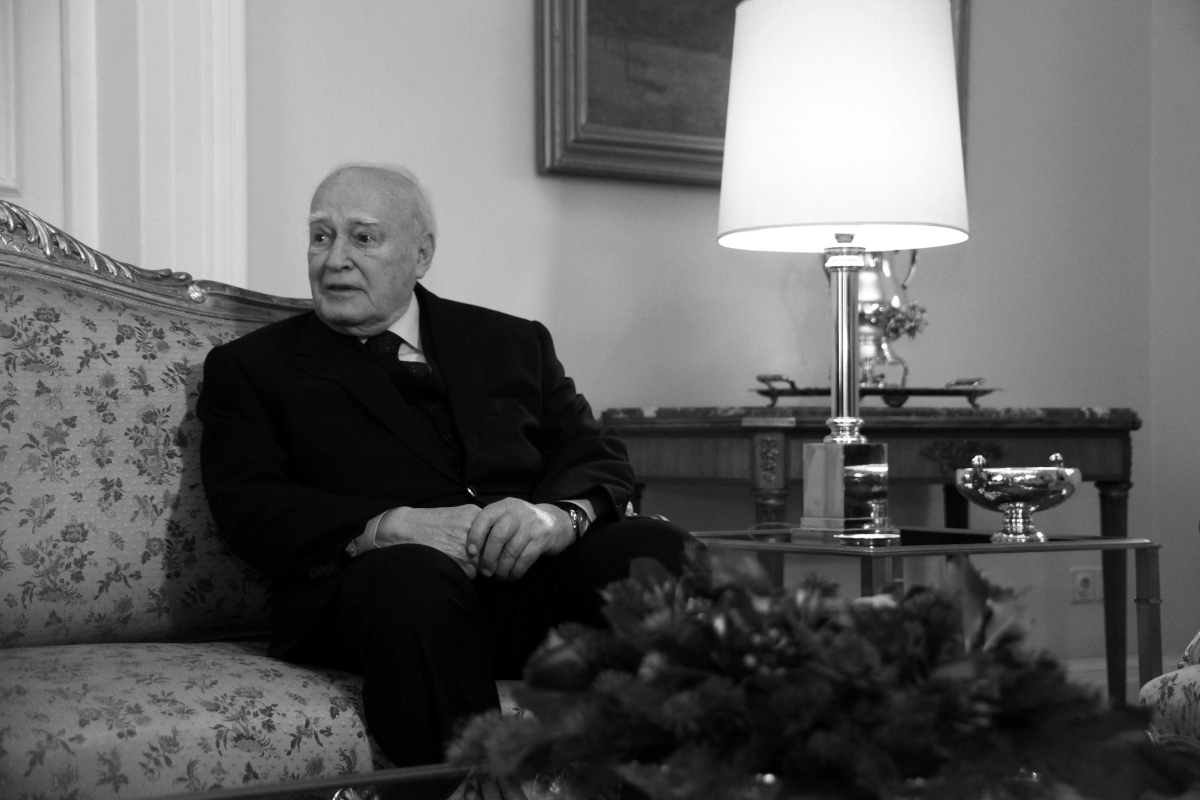 Κάρολος Παπούλιας: Μεσίστια η ελληνική σημαία στην πρεσβεία της Ελλάδας στο Βέλγιο σε ένδειξη πένθους