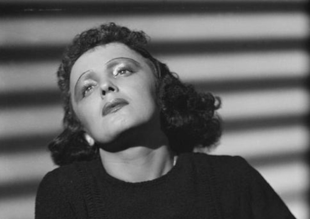 Εντίθ Πιάφ: Η φωνή του γαλλικού τραγουδιού γεννήθηκε σαν σήμερα – Η πολυτάραχη ζωή της «πιτσιρίκας»