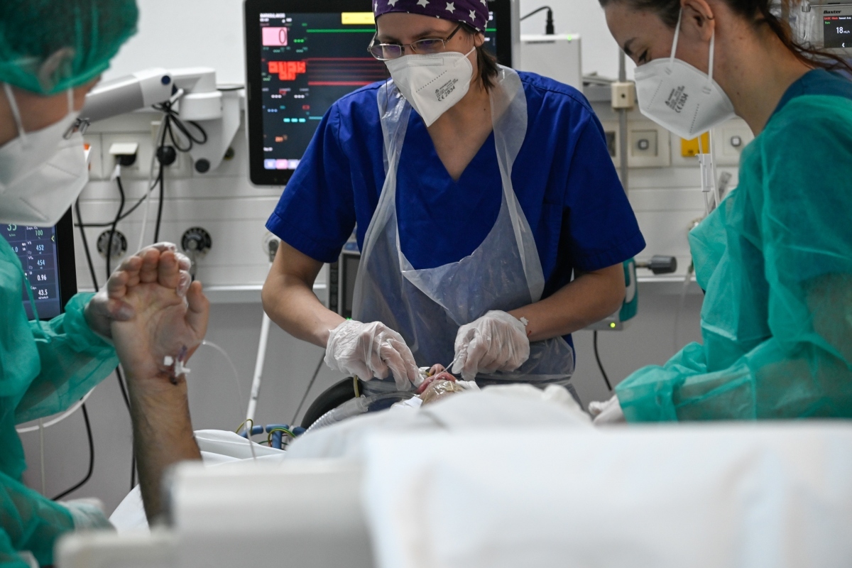 Κορονοϊός: Οικογενειακές τραγωδίες δίχως τέλος - Ανεμβολίαστοι που… έτρεξαν ίσια πάνω στο θάνατο