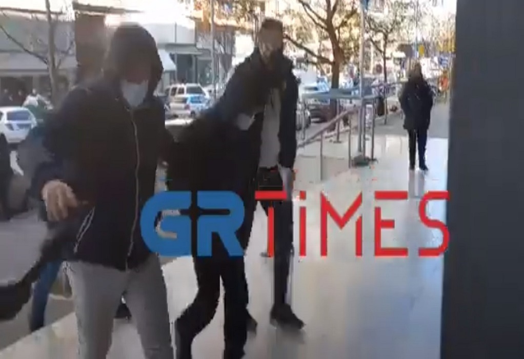 Γυναικοκτονία στη Θεσσαλονίκη: Δίωξη για ανθρωποκτονία με δόλο στον 56χρονο – Σήμερα το «αντίο» στην 55χρονη