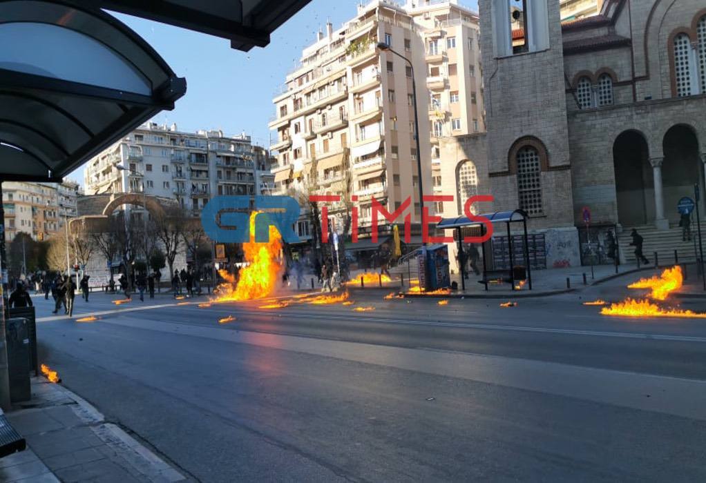 Θεσσαλονίκη: «Βροχή» από μολότοφ στην Καμάρα – Επίθεση στα ΜΑΤ