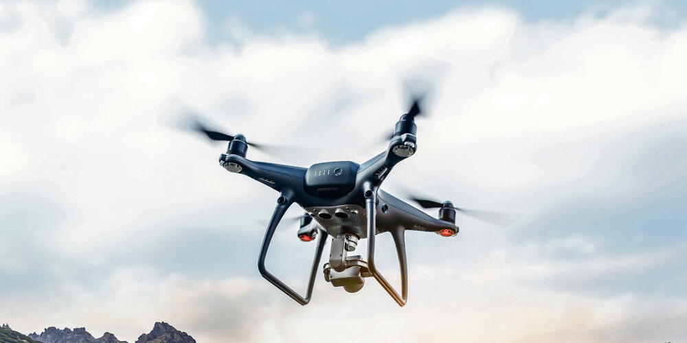 Άμπου Ντάμπι: Επιθέσεις με drone προκάλεσαν πυρκαγιές και εκρήξεις σε δύο περιοχές
