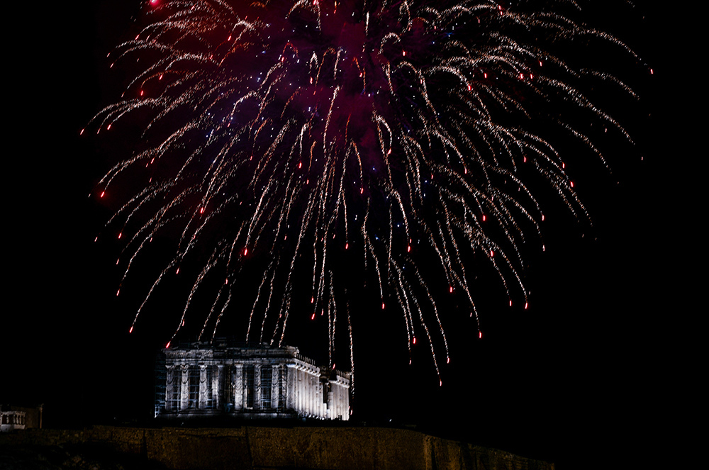 Με πυροτεχνήματα και μηνύματα ελπίδας υποδέχθηκε ο πλανήτης το 2022